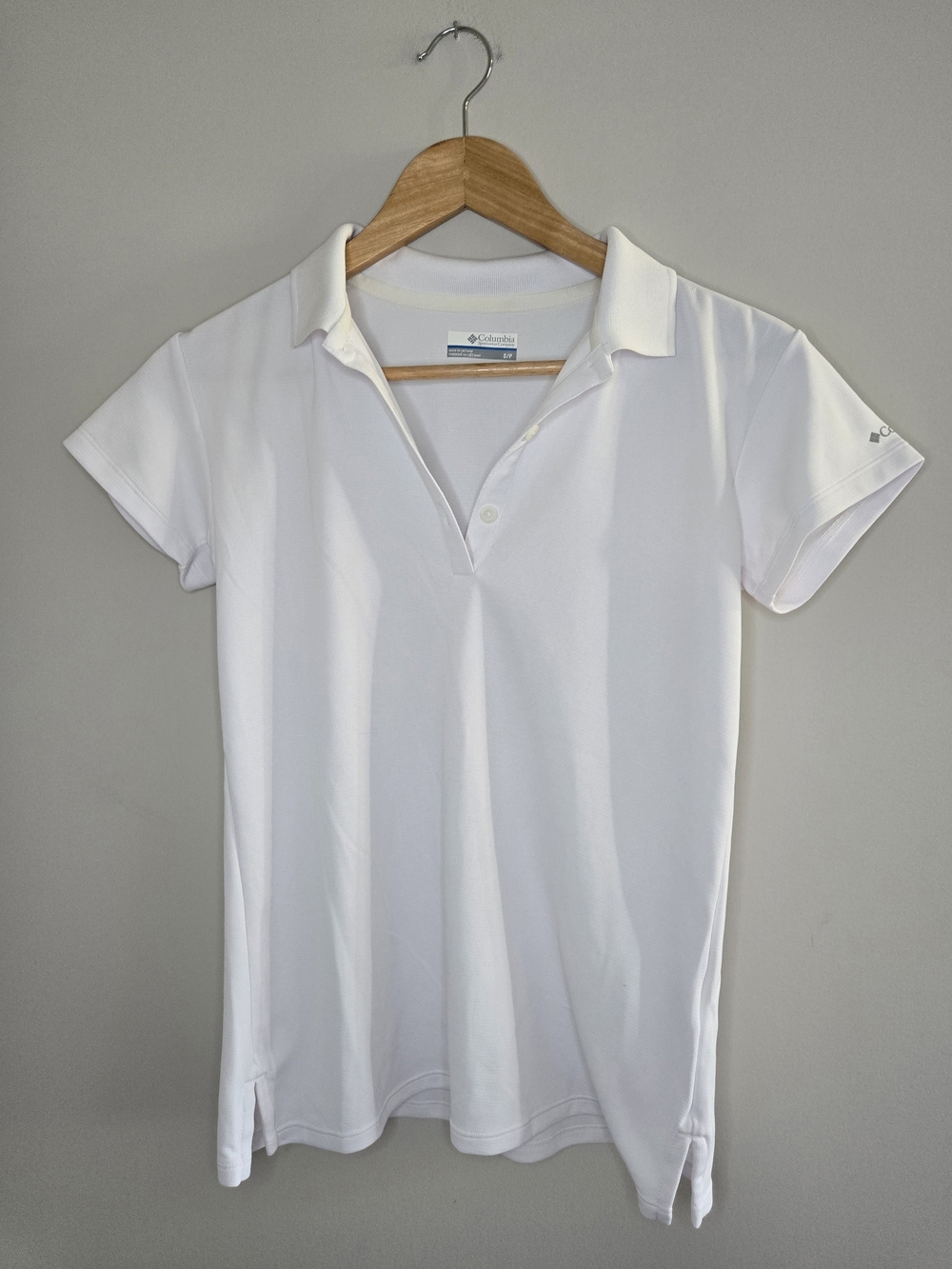 Columbia white short-sleeve polo tee, two-button, breathable, lightweight, small